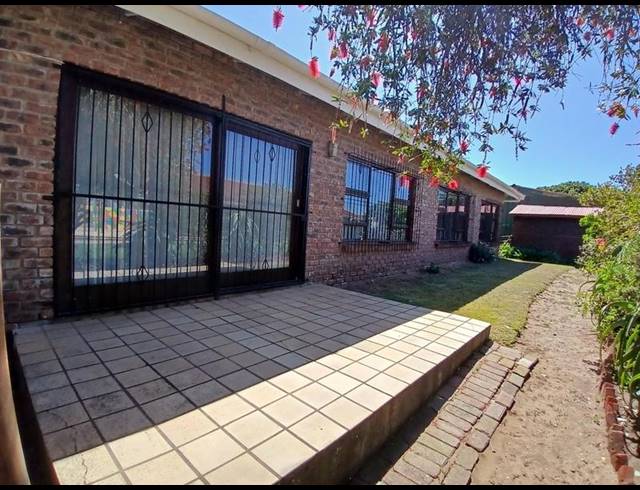 3 BEDROOM HOUSE FOR SALE IN STILBAAI-WES